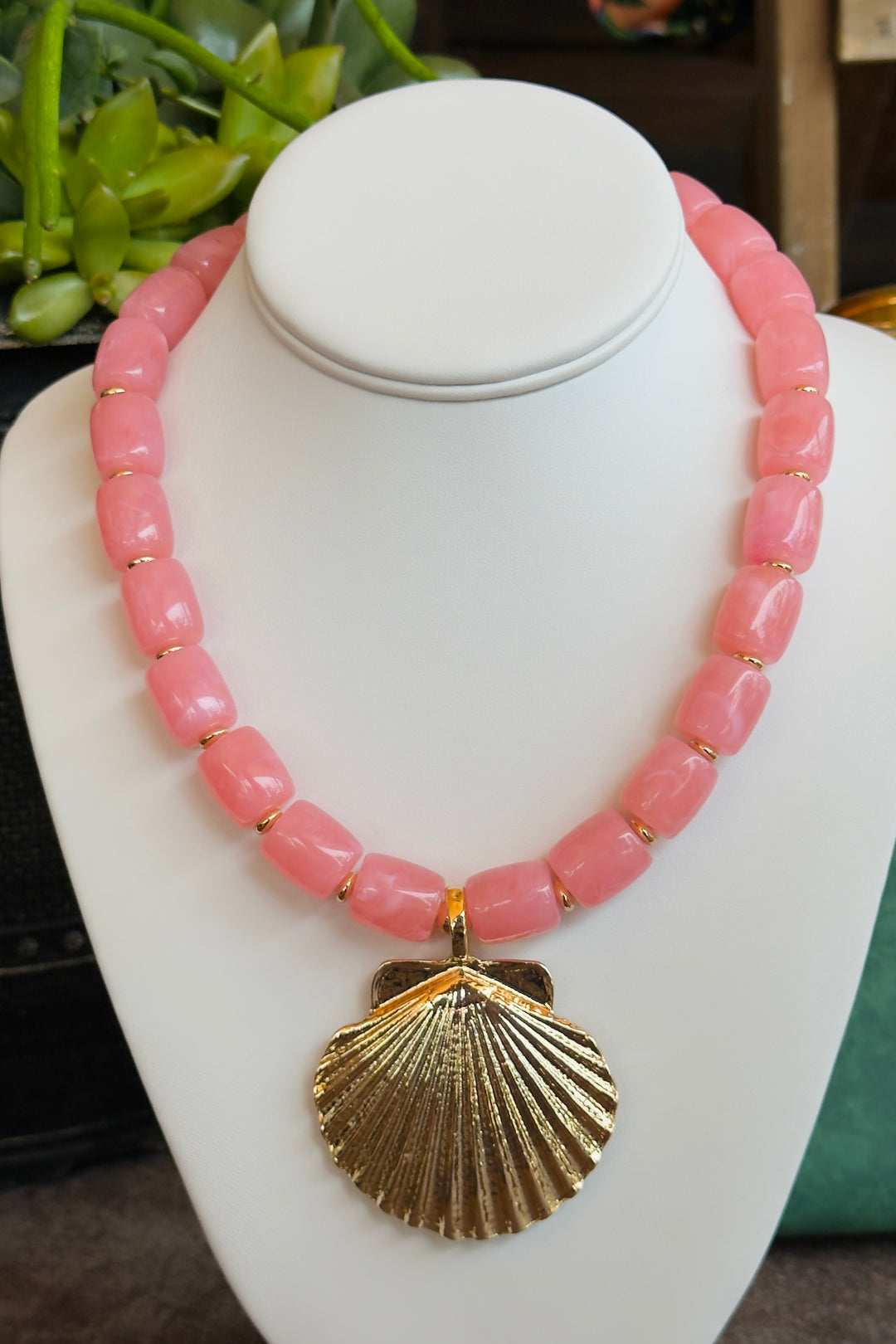 The Capri Shell Necklace – Coral Pink